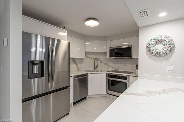 5 Bluebill AVE 104, Naples, FL 34108