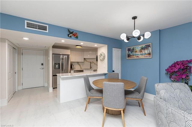 5 Bluebill AVE 104, Naples, FL 34108