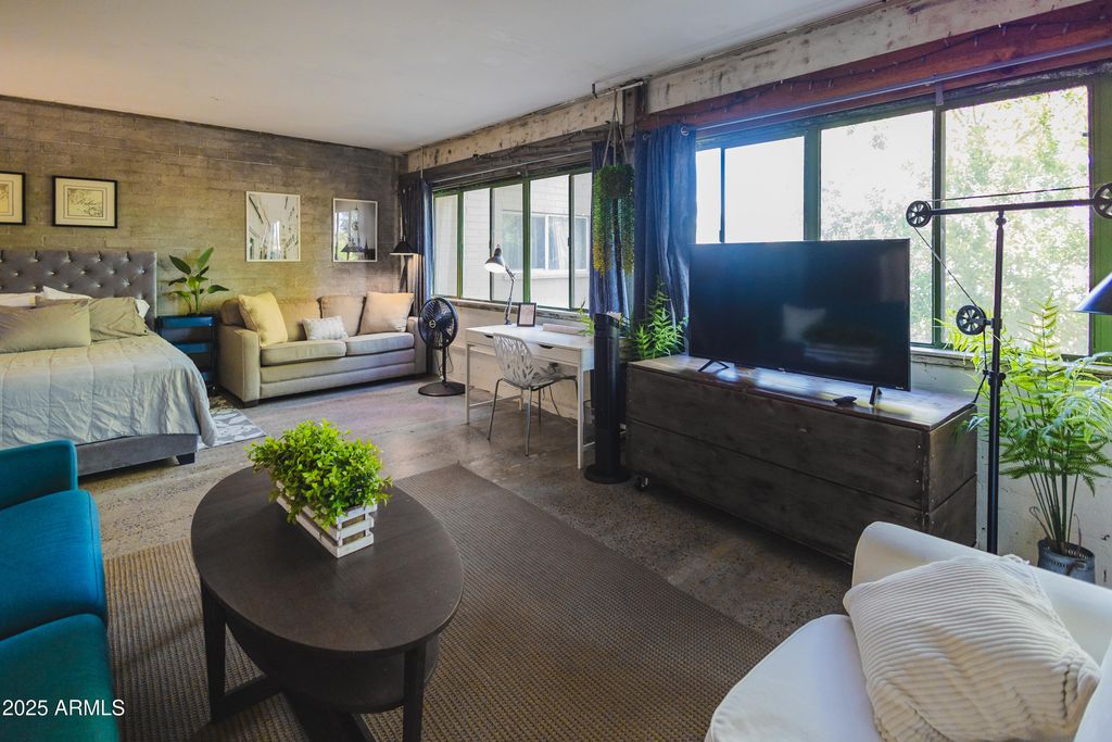 Image 10 of property listing at 353 E THOMAS Road C307, Phoenix, AZ 85012