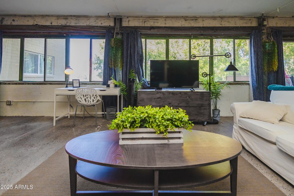 Image 11 of property listing at 353 E THOMAS Road C307, Phoenix, AZ 85012