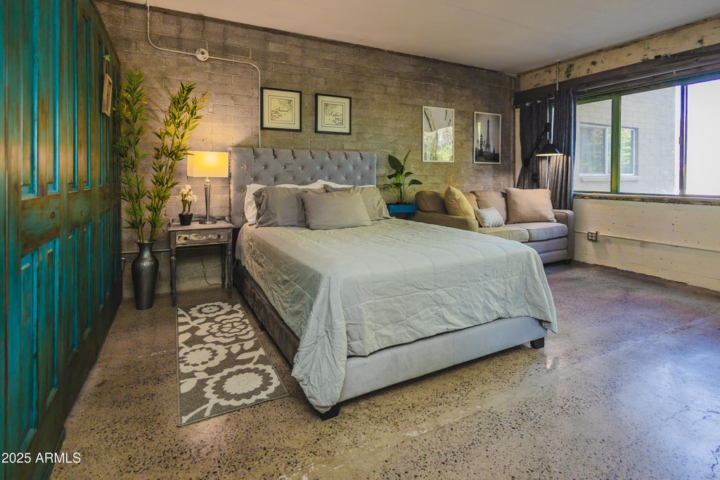 Image 12 of property listing at 353 E THOMAS Road C307, Phoenix, AZ 85012