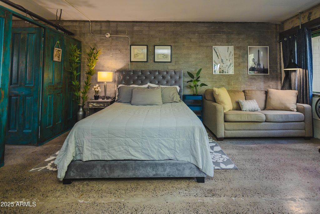 Image 15 of property listing at 353 E THOMAS Road C307, Phoenix, AZ 85012