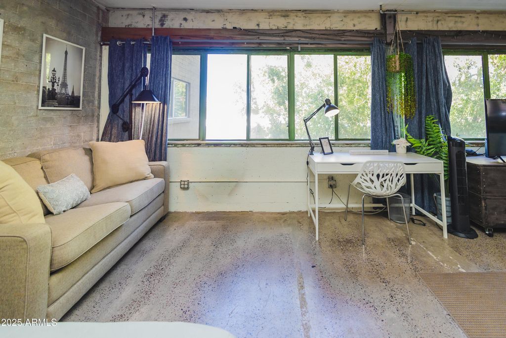 Image 17 of property listing at 353 E THOMAS Road C307, Phoenix, AZ 85012