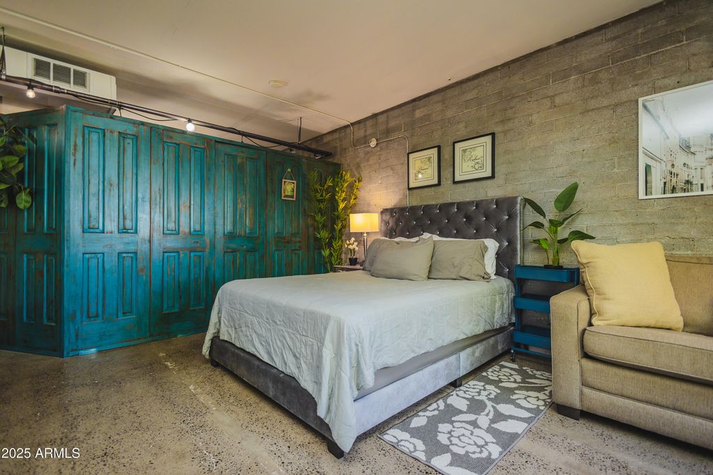 Image 18 of property listing at 353 E THOMAS Road C307, Phoenix, AZ 85012