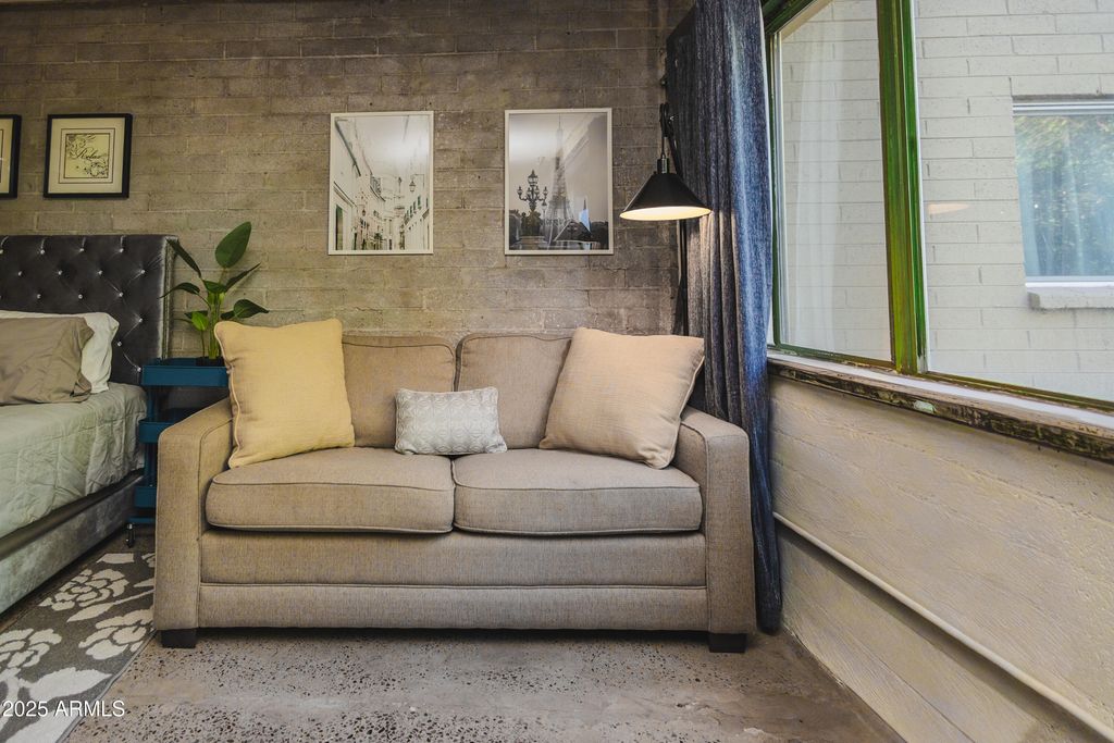 Image 19 of property listing at 353 E THOMAS Road C307, Phoenix, AZ 85012