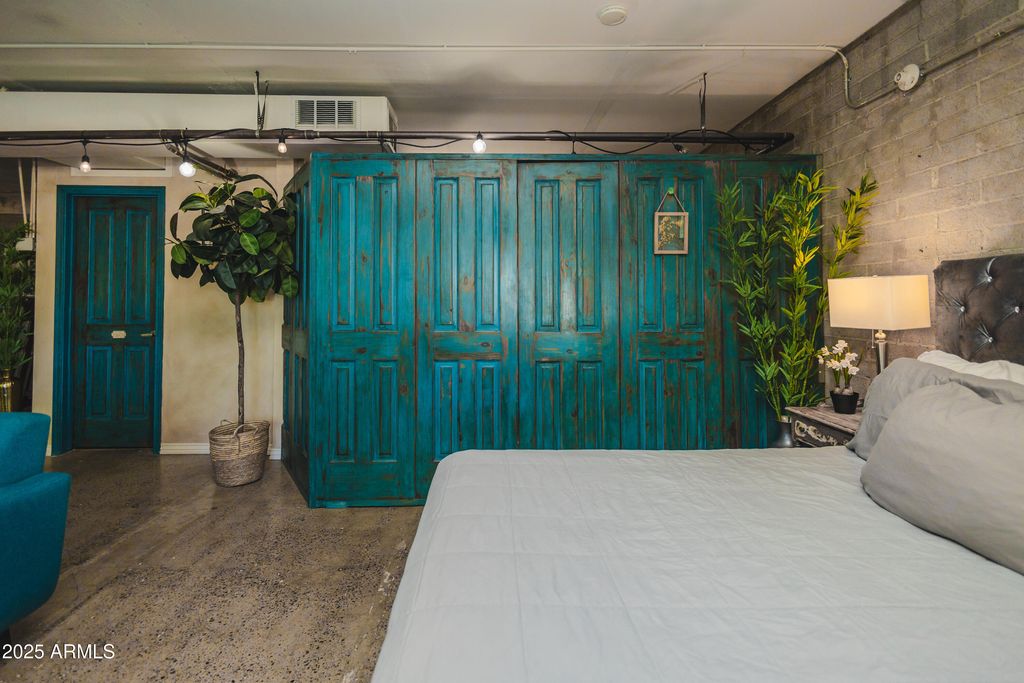 Image 20 of property listing at 353 E THOMAS Road C307, Phoenix, AZ 85012