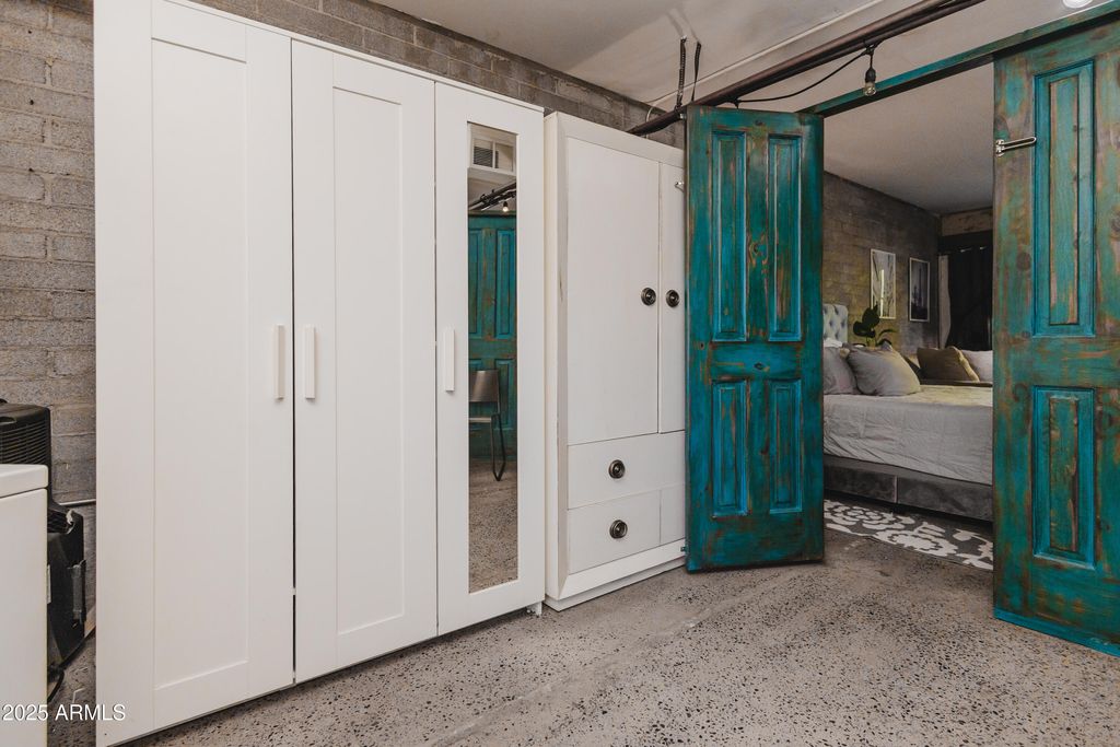 Image 26 of property listing at 353 E THOMAS Road C307, Phoenix, AZ 85012