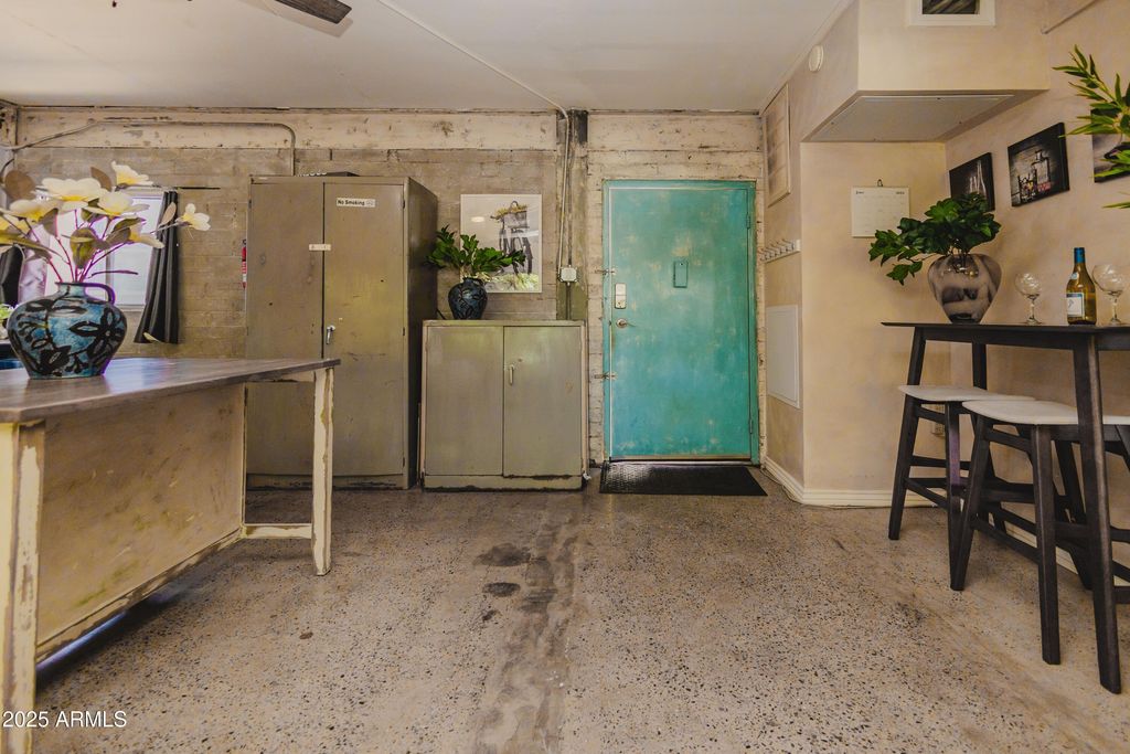 Image 3 of property listing at 353 E THOMAS Road C307, Phoenix, AZ 85012