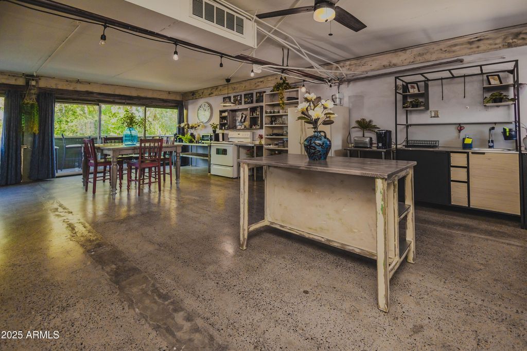 Image 32 of property listing at 353 E THOMAS Road C307, Phoenix, AZ 85012