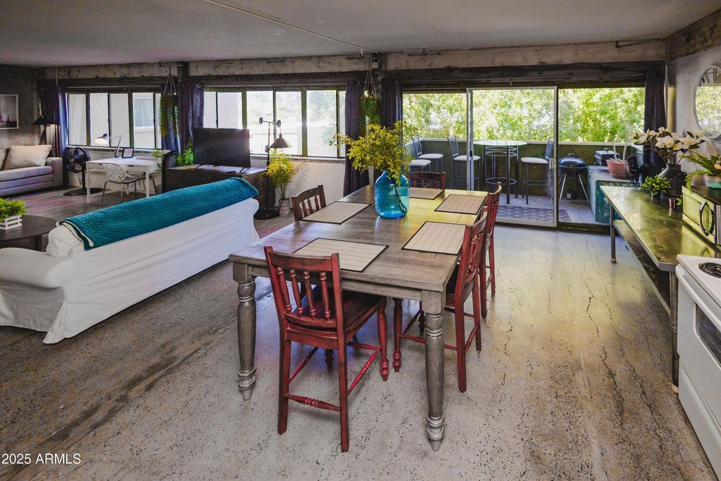 Image 33 of property listing at 353 E THOMAS Road C307, Phoenix, AZ 85012