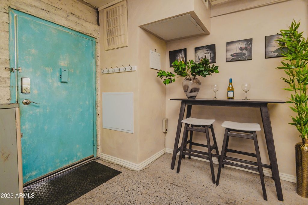 Image 4 of property listing at 353 E THOMAS Road C307, Phoenix, AZ 85012