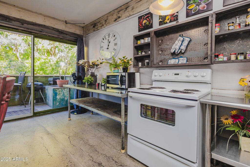 Image 40 of property listing at 353 E THOMAS Road C307, Phoenix, AZ 85012