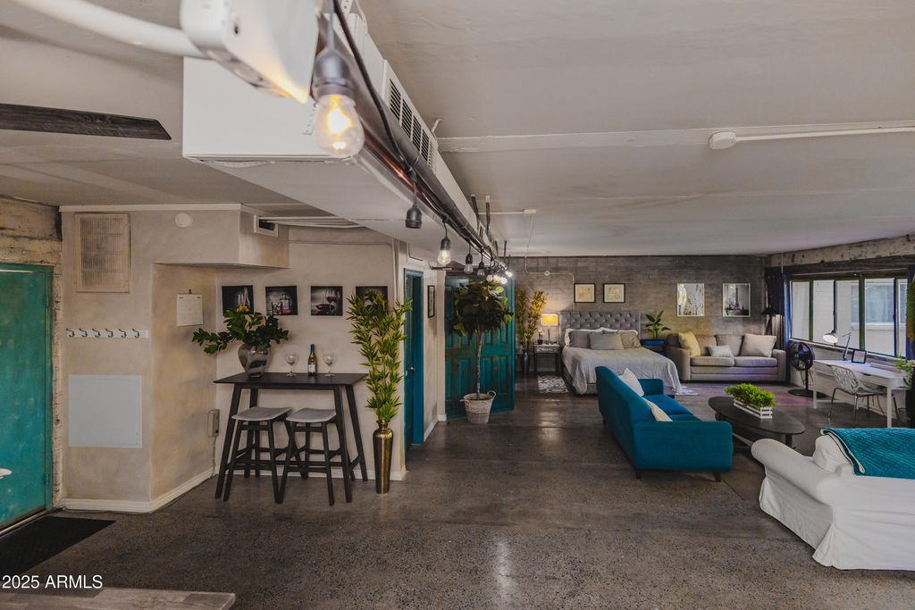 Image 5 of property listing at 353 E THOMAS Road C307, Phoenix, AZ 85012