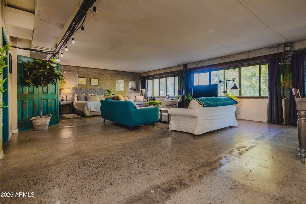 Image 6 of property listing at 353 E THOMAS Road C307, Phoenix, AZ 85012