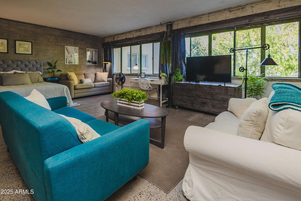 Image 7 of property listing at 353 E THOMAS Road C307, Phoenix, AZ 85012