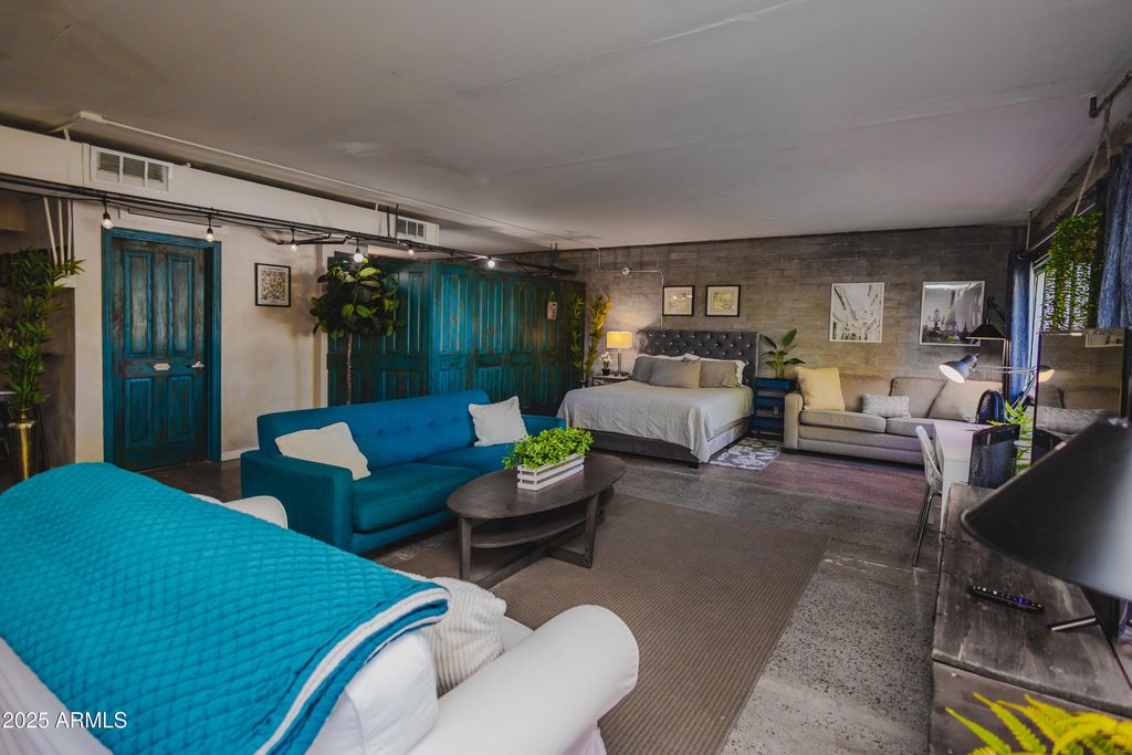 Image 8 of property listing at 353 E THOMAS Road C307, Phoenix, AZ 85012