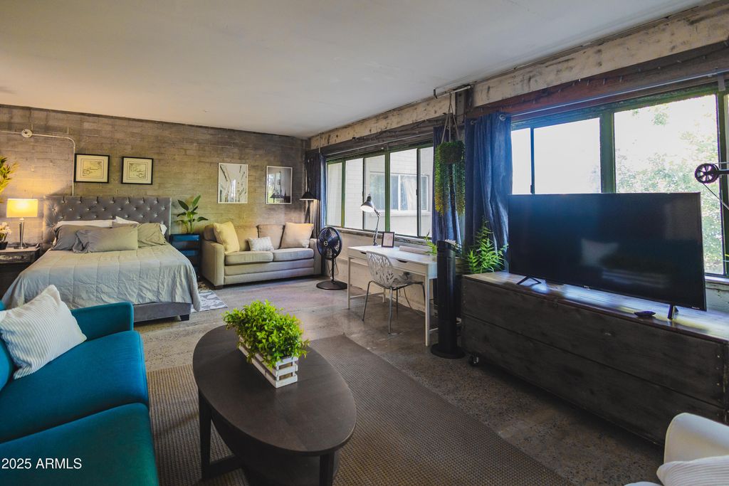 Image 9 of property listing at 353 E THOMAS Road C307, Phoenix, AZ 85012