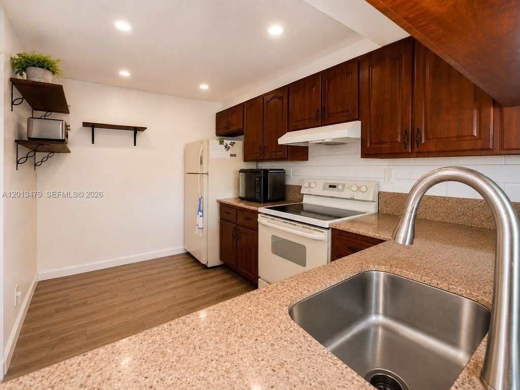 3199 Foxcroft Rd 215, Miramar, FL 33025