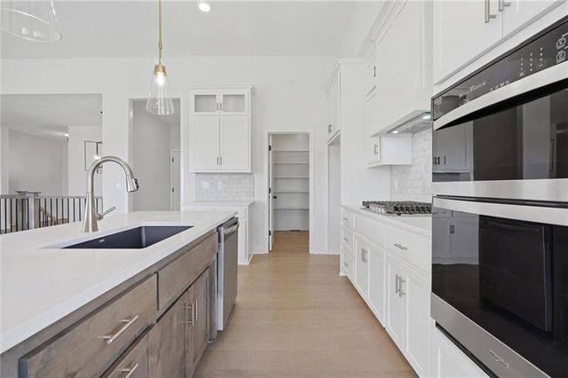 9915 Stockdale Road, Liberty, MO 64068