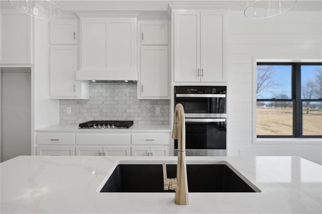 9915 Stockdale Road, Liberty, MO 64068