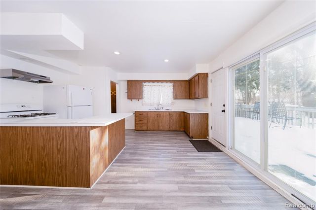 37 Omar Street, Pontiac, MI 48342