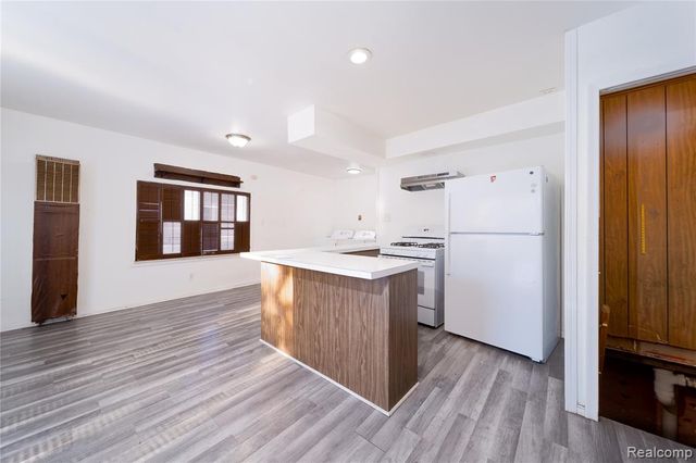 37 Omar Street, Pontiac, MI 48342