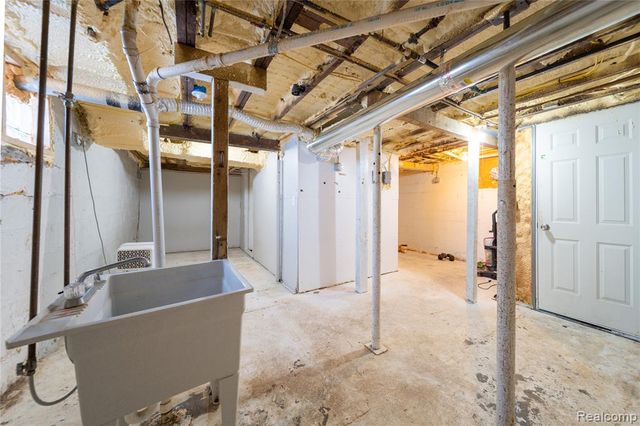 37 Omar Street, Pontiac, MI 48342