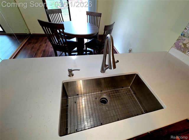 11700 Amber Le Drive, Warren, MI 48093