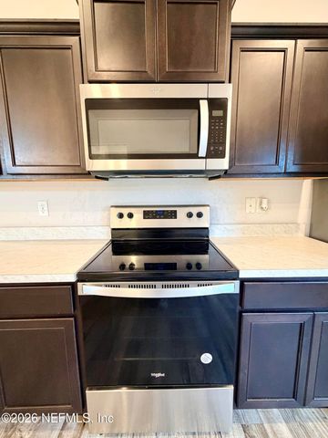 8124 HELMSLEY Boulevard, Jacksonville, FL 32219