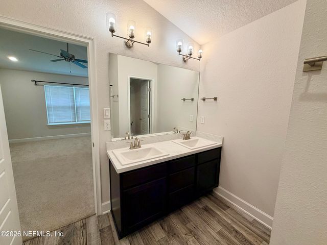 8124 HELMSLEY Boulevard, Jacksonville, FL 32219