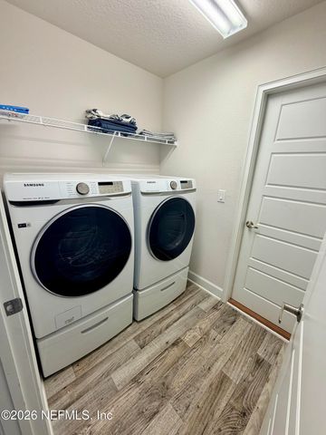 8124 HELMSLEY Boulevard, Jacksonville, FL 32219