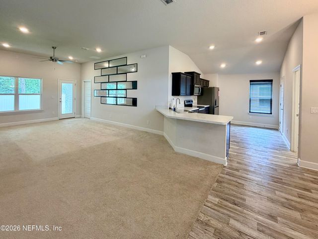 8124 HELMSLEY Boulevard, Jacksonville, FL 32219