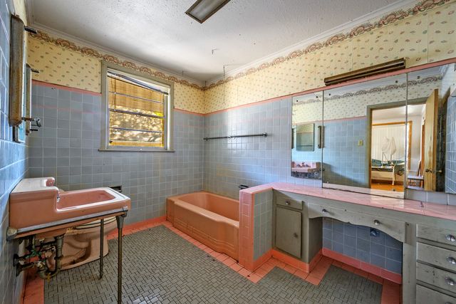 1114 W Walker Street, Denison, TX 75020