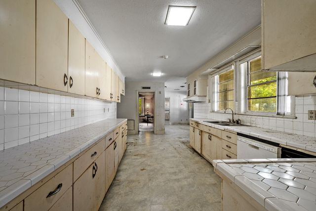 1114 W Walker Street, Denison, TX 75020