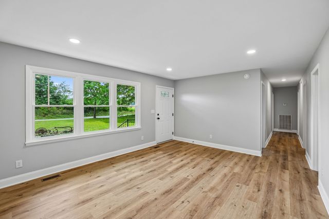 512 New Rock Creek Rd, Tullahoma, TN 37388