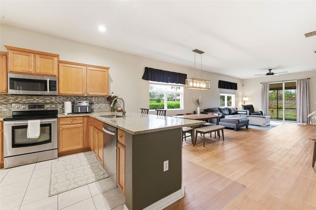 Image 7 of property listing at 7031 CHATUM LIGHT RUN, Bradenton, FL 34212