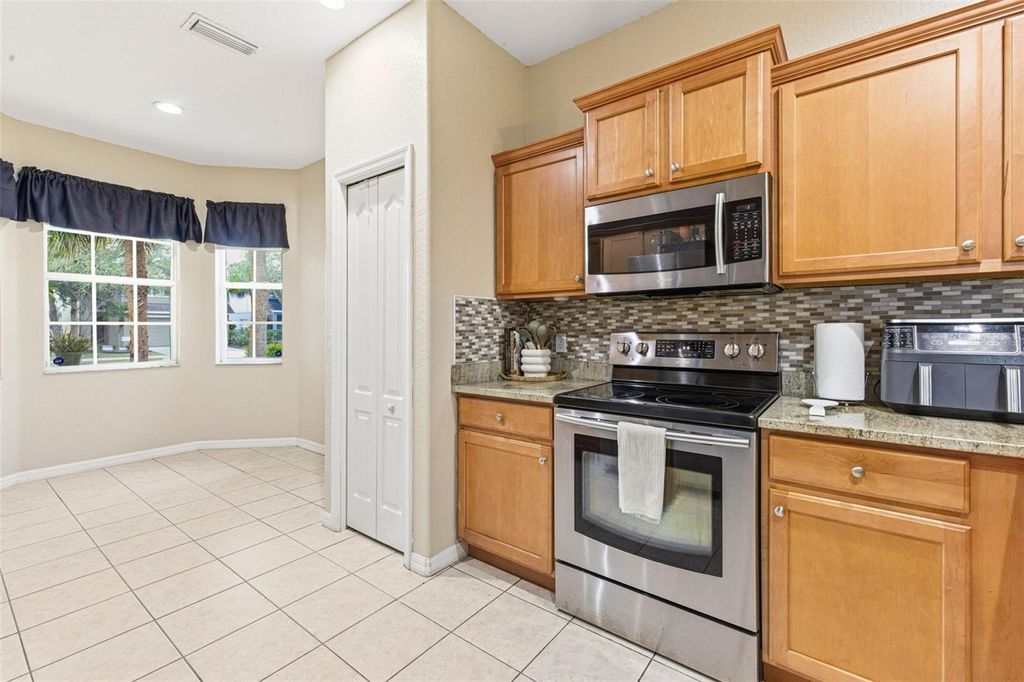 Image 8 of property listing at 7031 CHATUM LIGHT RUN, Bradenton, FL 34212