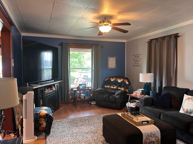 132 W FRANKLIN Street W, Paxton, IL 60957