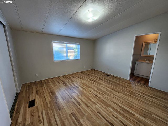 2804 Se COURTNEY Ave 12, Milwaukie, OR 97222