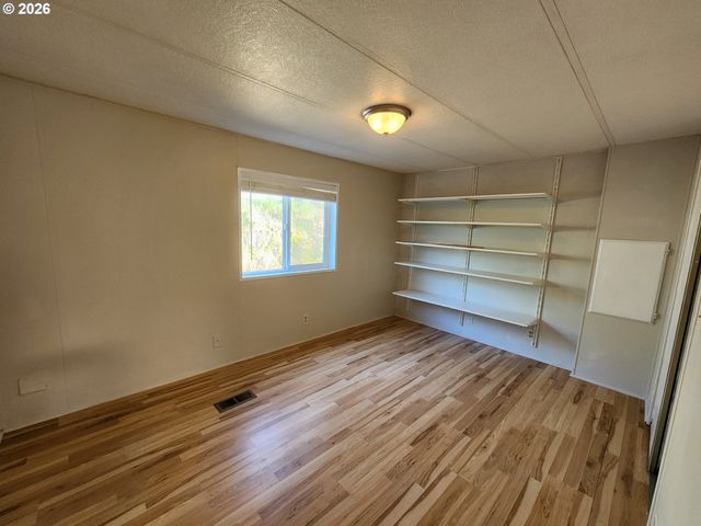 2804 Se COURTNEY Ave 12, Milwaukie, OR 97222