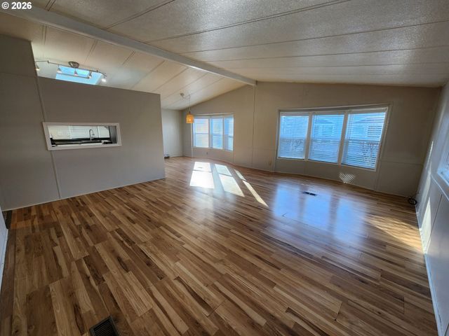 2804 Se COURTNEY Ave 12, Milwaukie, OR 97222