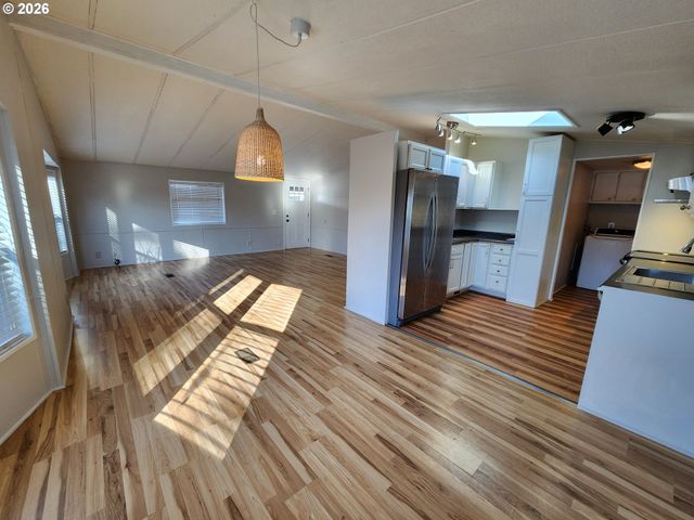 2804 Se COURTNEY Ave 12, Milwaukie, OR 97222