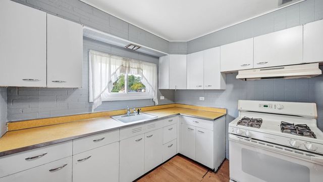 3041 Sherwood Avenue, Markham, IL 60428
