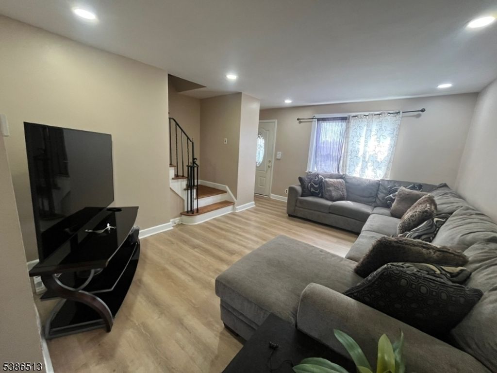 746 N Stiles St, Linden City, NJ 07036