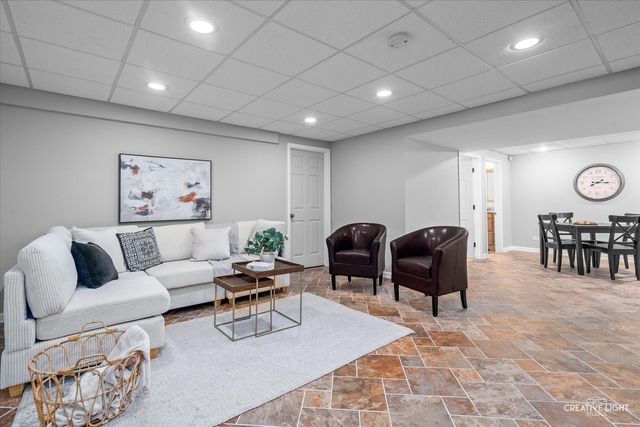 404 Kent Court, Oswego, IL 60543