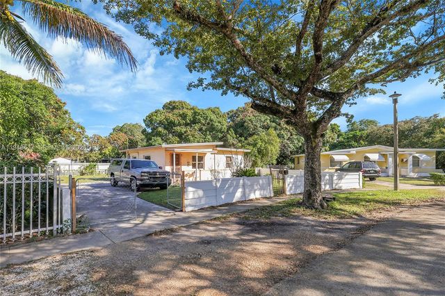 545 NW 142nd St, North Miami, FL 33168