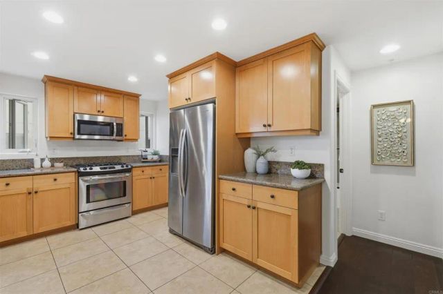 2018 Hornblend St, San Diego, CA 92109