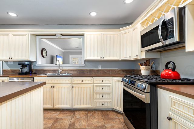 1308 S Oak Street, Grove, OK 74344