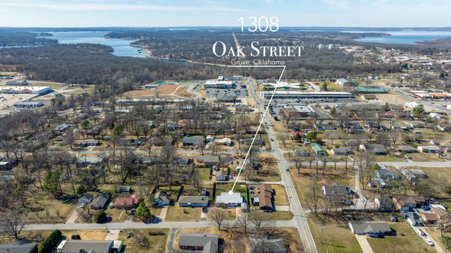 1308 S Oak Street, Grove, OK 74344