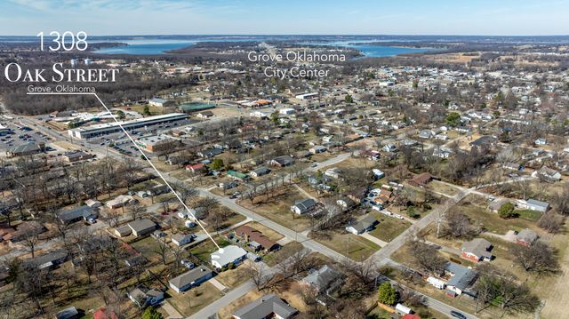 1308 S Oak Street, Grove, OK 74344
